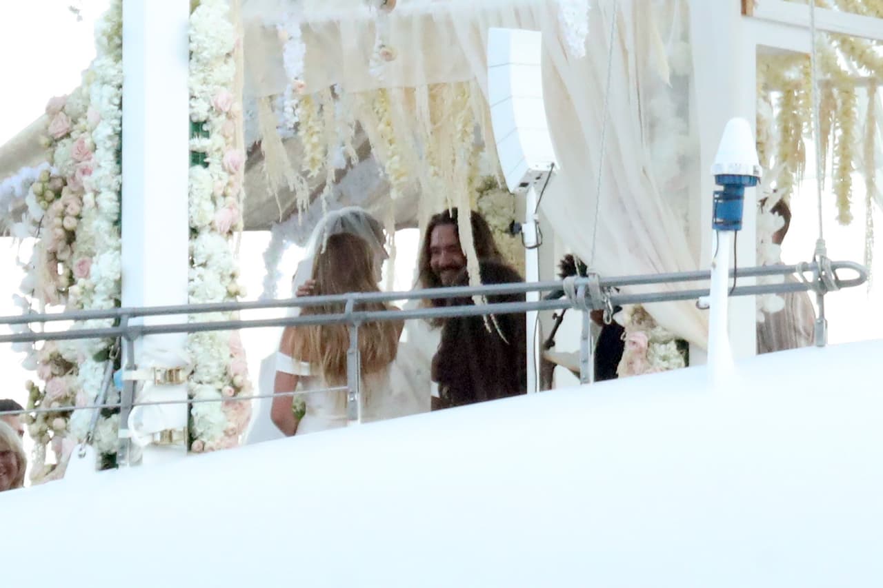 Este es el cuarto matrimonio para Heidi Klum, quien se casó con el estilista Ric Pipino (1997-2002) y 
<b><a href="https://www.univision.com/famosos/heidi-klum-y-seal-juntos-pero-no-revueltos-fotos">con el cantautor Seal </a></b>( 2005-2014), con quien tuvo tres hijos. El artista también adoptó a la hija mayor de la modelo, Helene 'Leni', nacida en 2004.