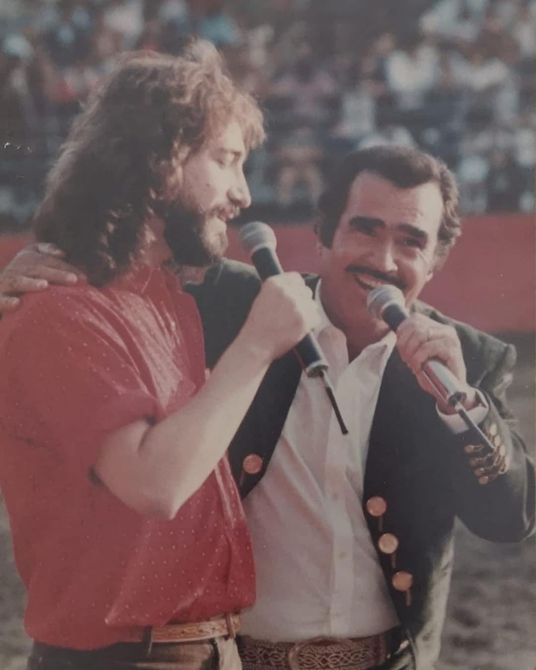 Marco Antonio Solis compatió una foto antigua durante una presentación en la que se le ve cantando a duo con Don Vicente y agregó "Siempre estará presente en los corazones de muchas generaciones que lo llevamos para siempre con nosotros".