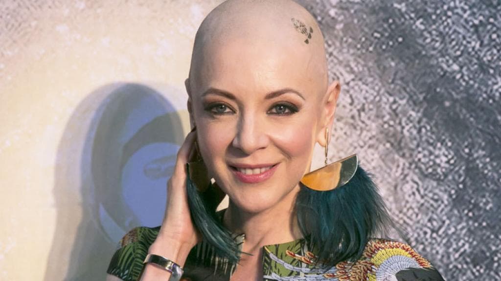 Edith González (1964) se ha distinguido como una belleza desde sus inicios y no solo es fabulosa, también es valiente, como lo demostró en su lucha contra el cáncer y mostrándose elegante y animada durante su tratamiento. Ahora, ya está en remisión.