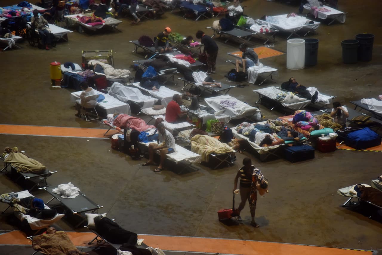 Residentes esperan la llegada del huracán en el refugio instalado en el coliseo Roberto Clemente de la capital. Hay alerta por fuertes vientos y posibles inundaciones repentinas en diversas zonas como 
<b>Comerio, Naranjito, Dorado, Toa Baja y Toa Alta, Florida, Barceloneta, Ciales y Manatí.</b>