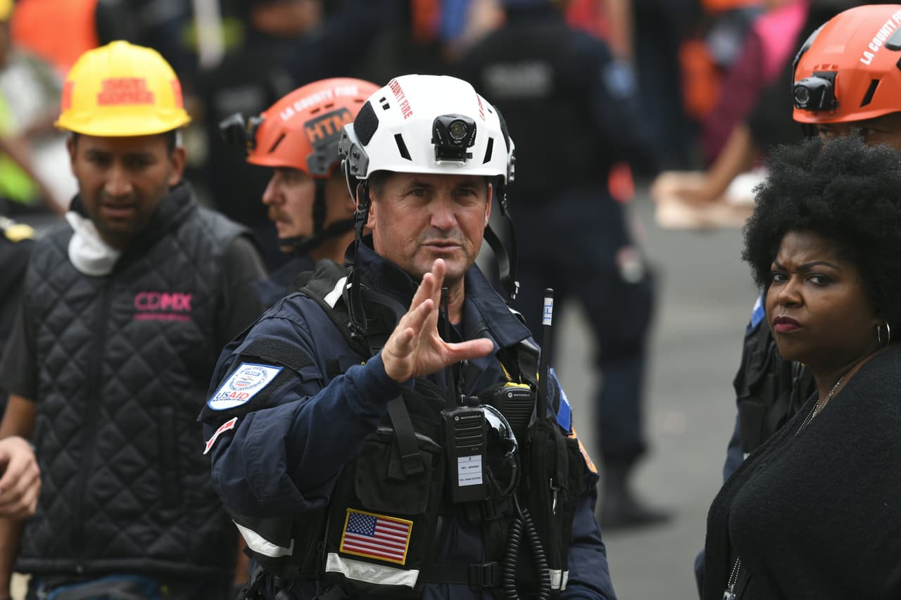 Los bomberos de Los Ángeles trabajan en un edificio que colapsó en la colonia Roma. Un sismo menor ocurrido en la mañana del sábado sacó a la gente de sus casas y provocó la paralización temporal de los trabajos de salvamento para revisar posibles daños y riesgos.