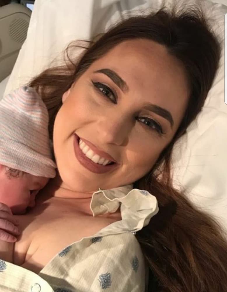 Así de radiante se veía la mamá después del parto este jueves. Su segundo hijo tiene por nombre completo Jorge Eladio Herrera Sánchez y se suma al creciente club de bebés de NBL.