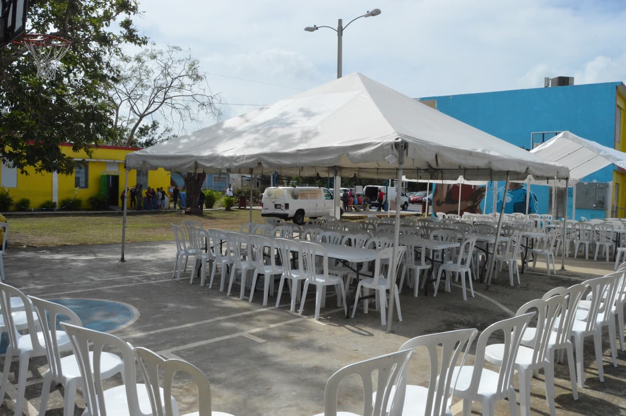 Más de mil personas afectadas por el huracán Irma en Loíza han pasado por el Boys & Girls Club del barrio Medianía Alta para buscar su plato de comida caliente elaborado por más de 30 chefs de toda la isla coordinados por la Chef Marilyn.
