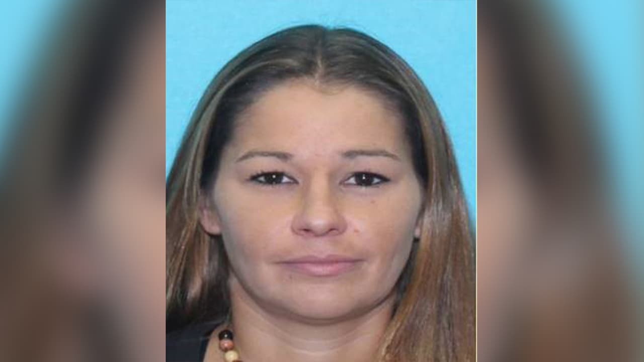 Jennifer Eleanor Esparza- Es buscada por indecencia con un menor.
