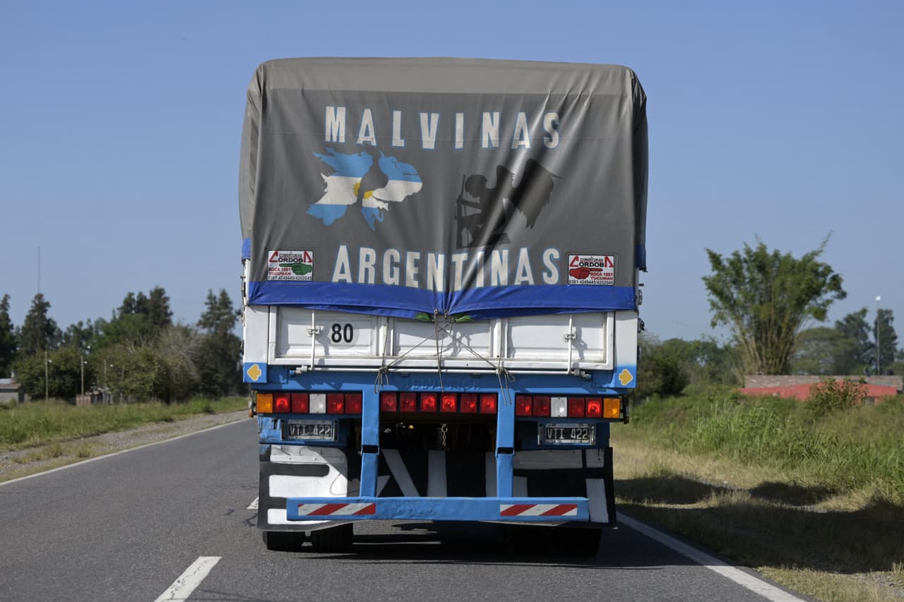 Un camión muestra la silueta de las islas en una parte de la ruta entre San Miguel de Tucumán y Termas de Río Hondo. Es común ver en las carreteras argentinas carteles recordando que la soberanía de Malvinas es de Argentina, pese a que el territorio es parte de Reino Unido. El tema es manejado por el Comité de Descolonización de la ONU.