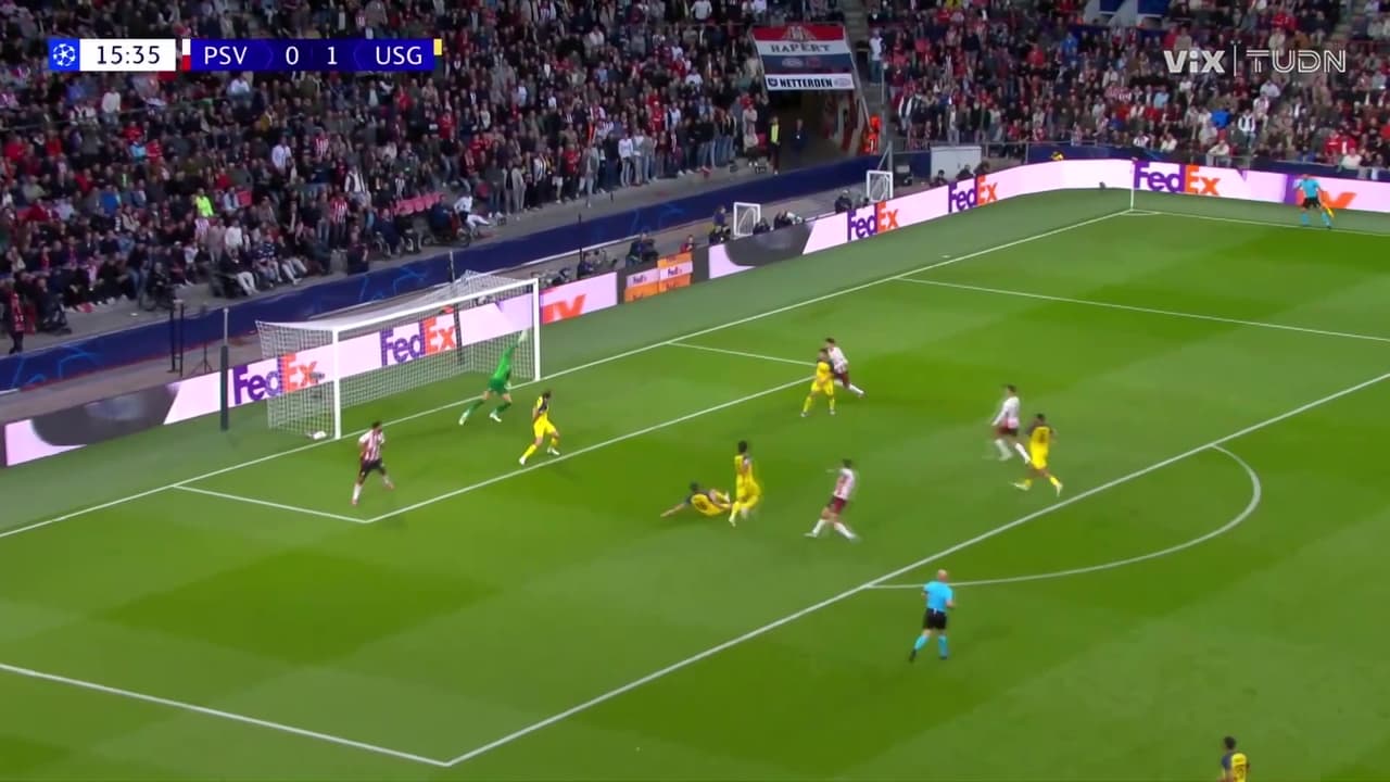 ¡Travesaño! Van Bommel estuvo muy cerca de un golazo para PSV