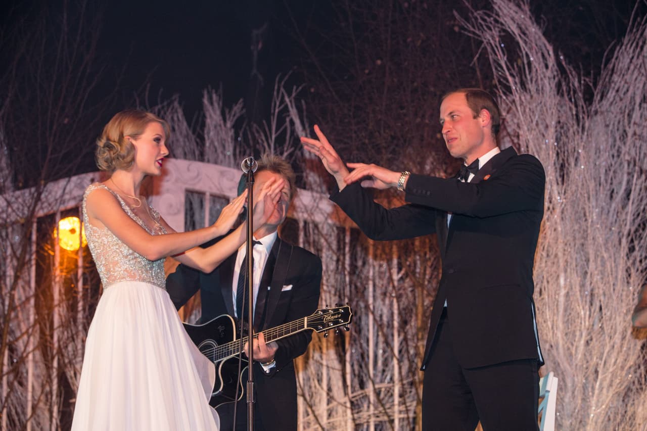 Luego continuaron en el escenario y cantaron el coro hasta que terminó la canción, quedando como uno de los momentos memorables del hijo de Lady Diana.
<br>