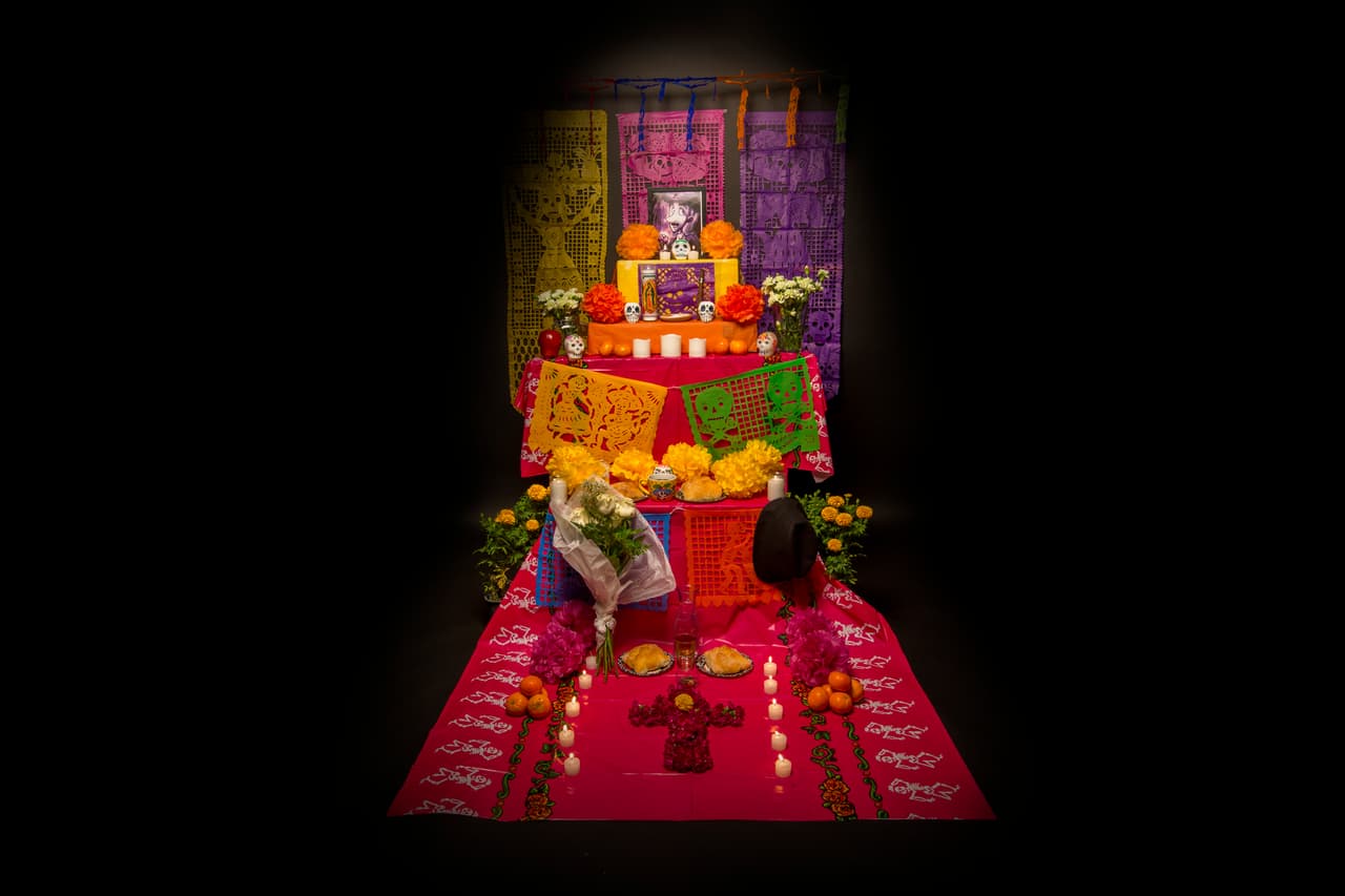 Conoce el significado del altar de muertos y todos sus elementos
