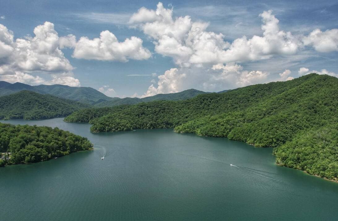 <b>Si lo tuyo no es la sal, visita entonces los mejores lagos</b>. El sol, el mar y la arena no son para todos, lo entendemos, lo bueno es que 
<b><a href="https://www.univision.com/local/north-carolina-wuvc/mejores-lagos-de-carolina-del-norte-para-visitar-en-el-verano-2023-fotos">Carolina del Norte tiene lagos impresionantes</a></b> que te ayudarán a combatir el calor y a disfrutar de diversión acuática por montones.