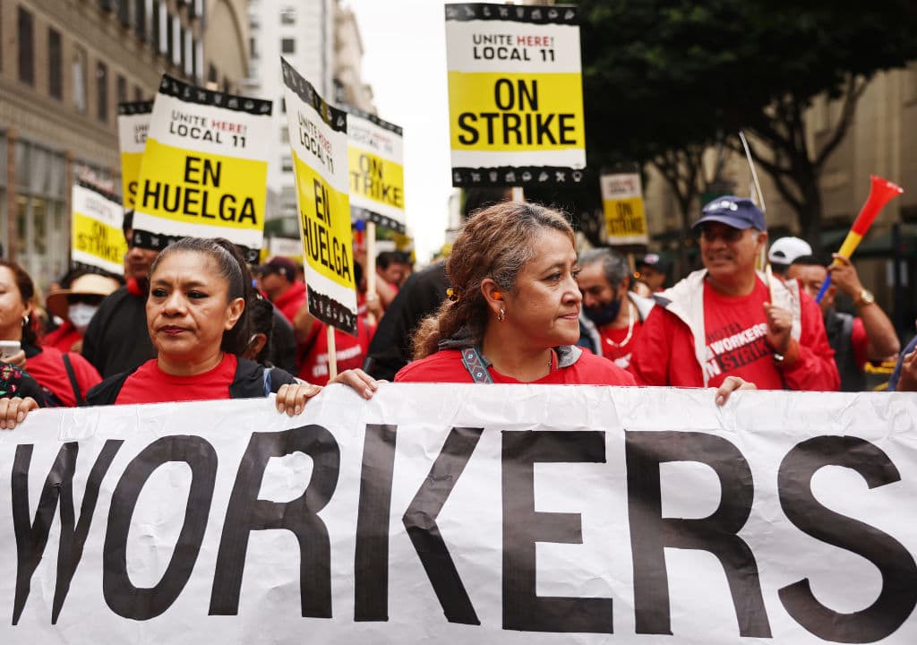 Se informó que hace unas semanas, los hoteles Millennium Biltmore y Loews Hollywood alcanzaron acuerdos provisionales con sus trabajadores.