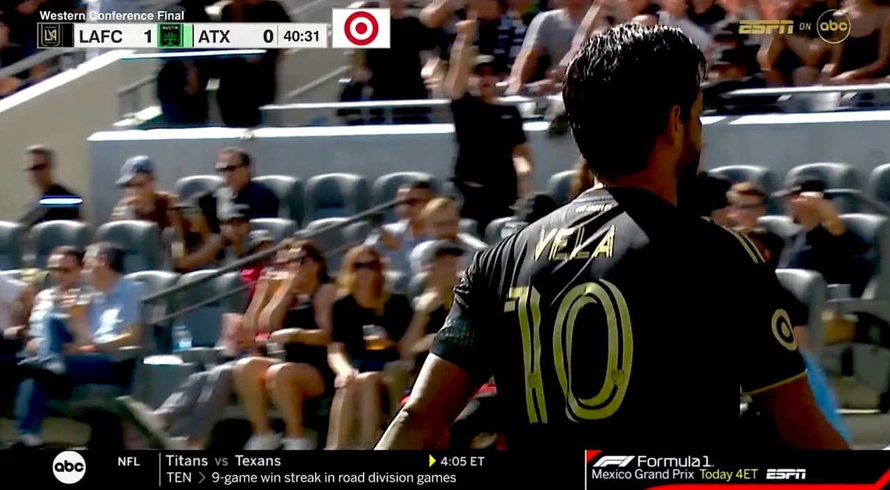 Carlos Vela baja sublimemente el balón, dispara, pero el portero evita el gol