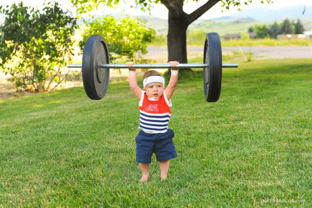 'Levantando cuatro veces su peso corporal. Lo llamamos Rock por una razón", posteó el padre acerca de esta foto.