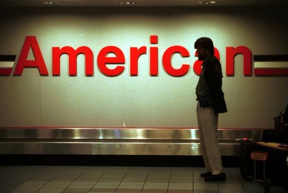 Delta, Northwest y US Airways también se declararon en quiebra. Por orgullo y un sentido de responsabilidad, American no quiso seguir ese camino. La competencia recortaba los sueldos, reducía las pensiones y refinanciaba sus deudas. Delta se unió con Northwest. United con Continental. Ambas pasaron a ser empresas más grandes que American.