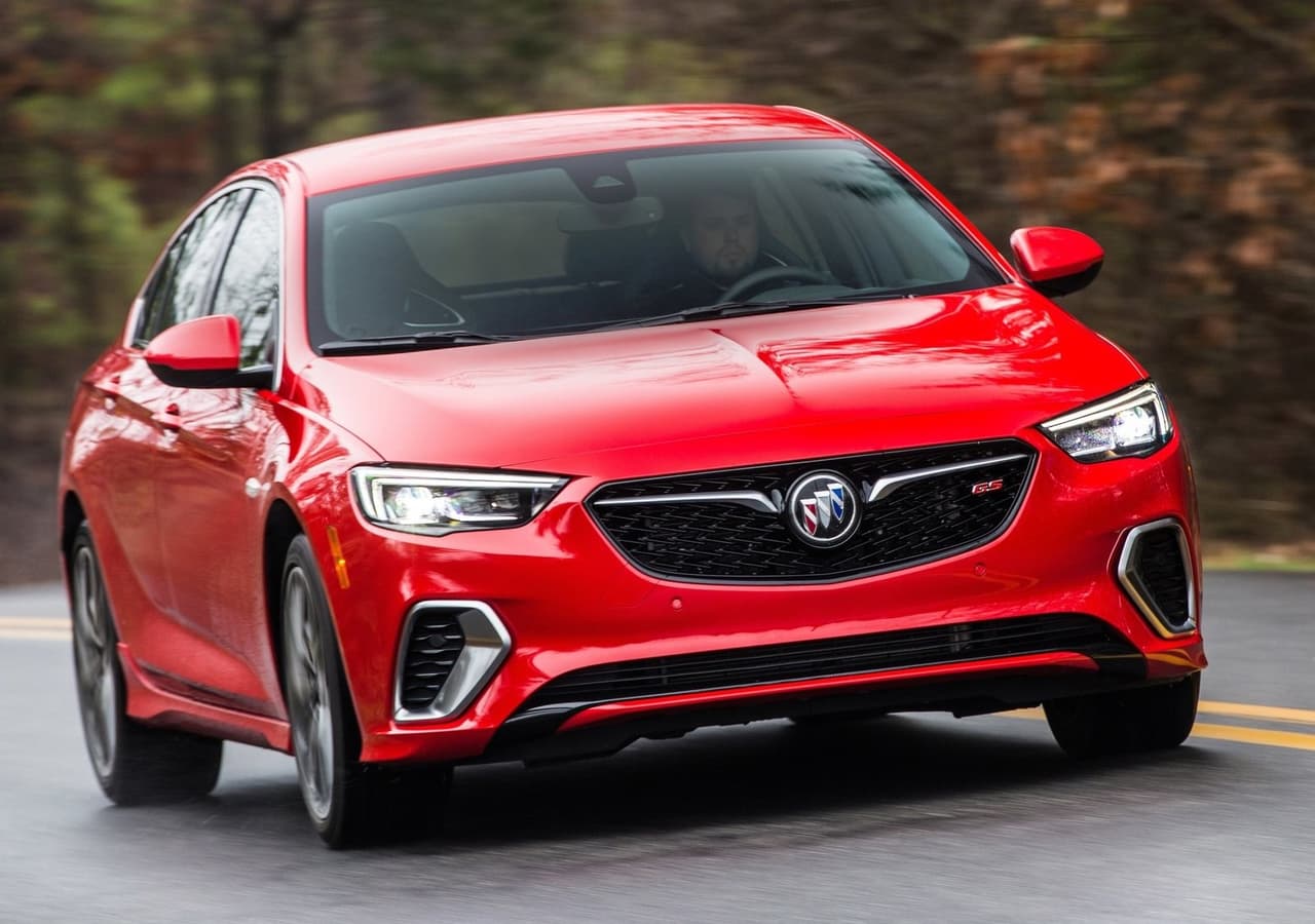 <h3 class="cms-H3-H3"><b>Buick Regal</b></h3>
<br>
<br>Casi el 90% de las ventas de esta firma procede de vehículos utilitarios, por lo que tiene mucho sentido deshacerse de aquellos modelos que no están a la altura. Aquí entra el Buick Regal, otro sedán que se despide en 2020.
<br>