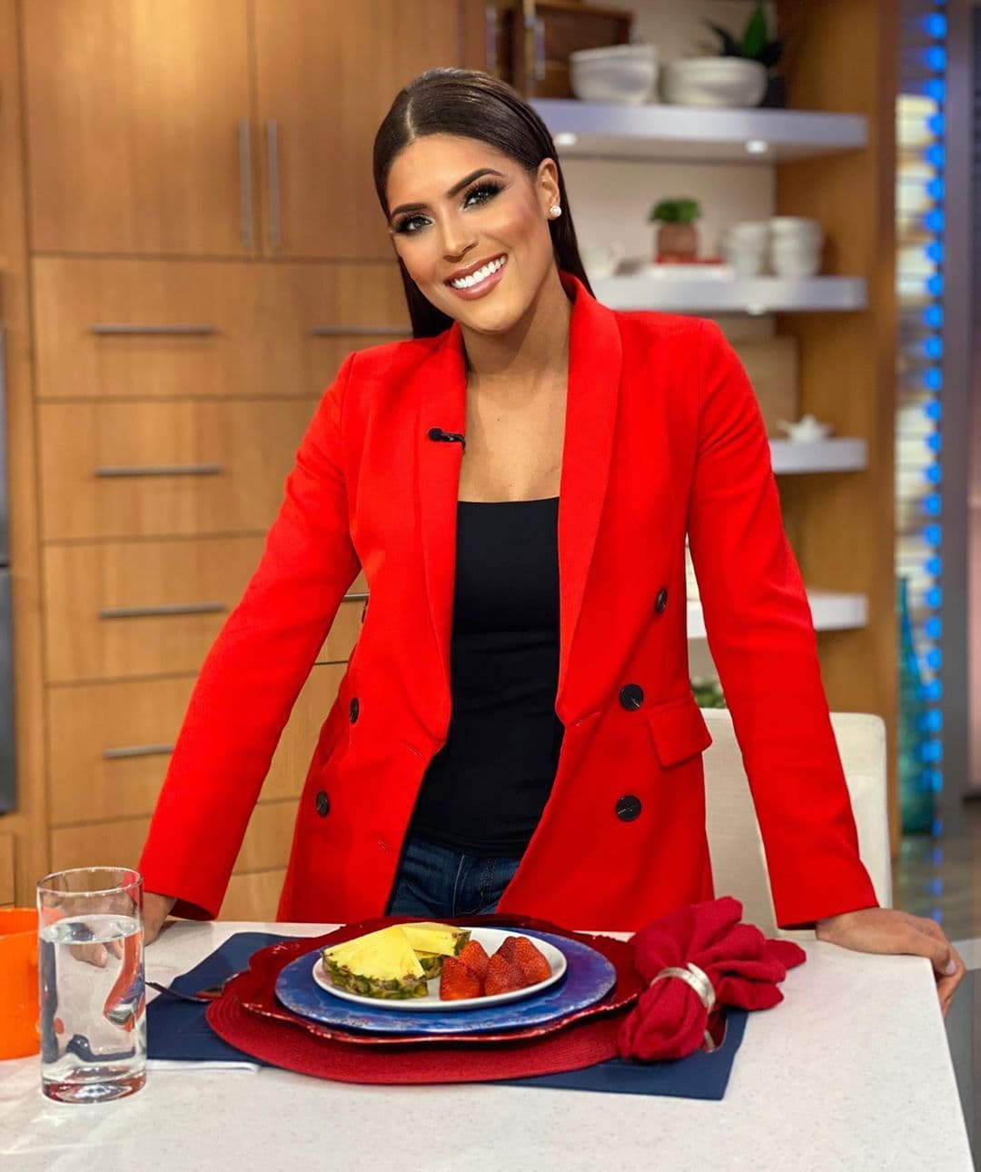 El remedio para toda incertidumbre es sin duda una gran sonrisa. Con la de nuestra hermosa Francisca Lachapel comenzamos la semana, y también con un rico y balanceado desayunito.