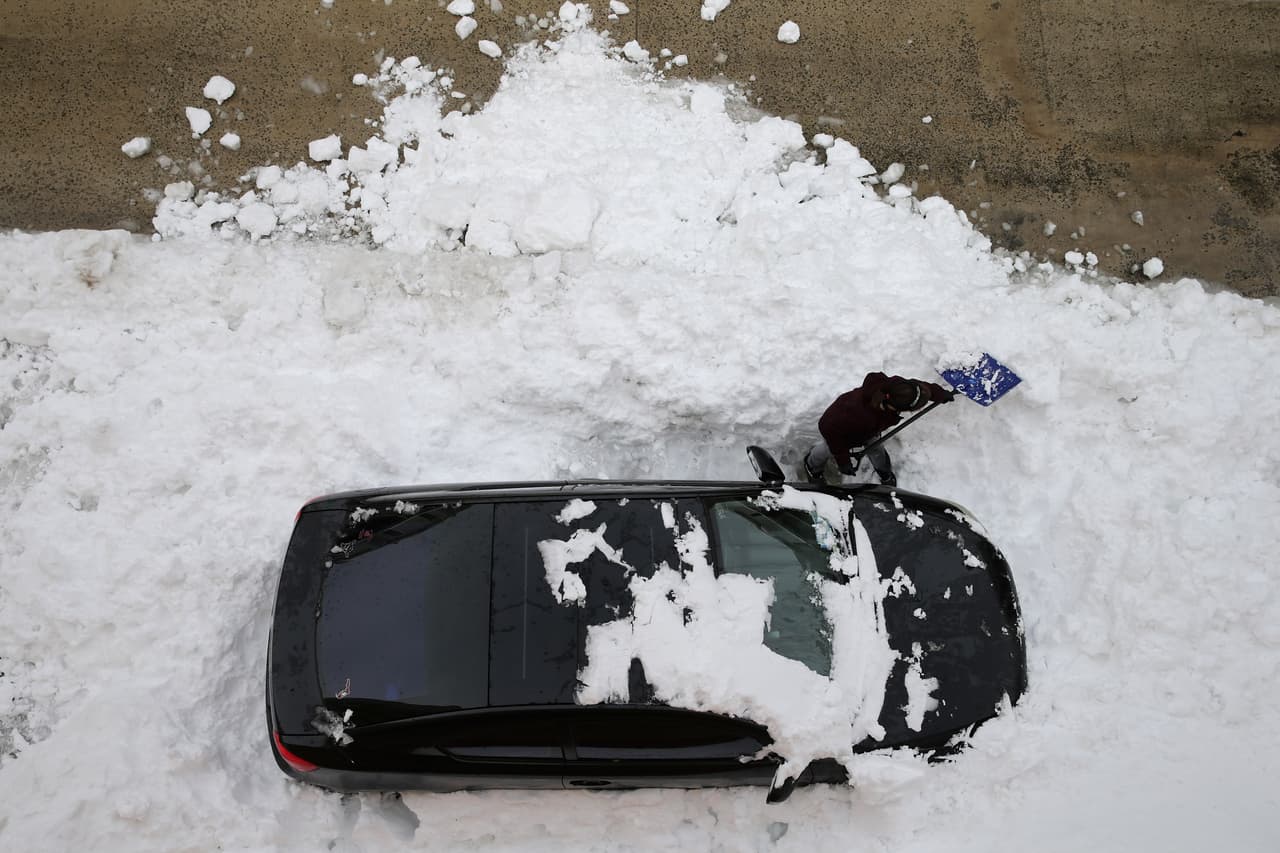 Tomar alcohol incrementa los riesgos de sufrir cualquier accidente relacionado con palear. La American Heart Association señala que beber un poco de whisky, por ejemplo, puede ocasionar que se subestime el esfuerzo adicional al que se está sometiendo al cuerpo.