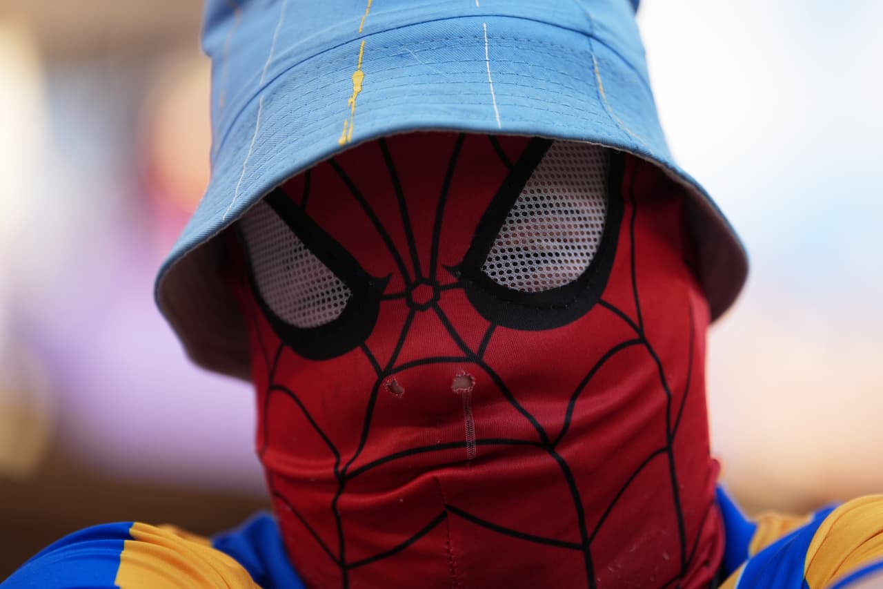 Un hincha argentino con una máscara de Spider-Man posa antes del partido de cuartos de final de la Copa Mundial de Fútbol entre Argentina y Suiza en Kansas City, Missouri, el sábado 11 de julio de 2026.