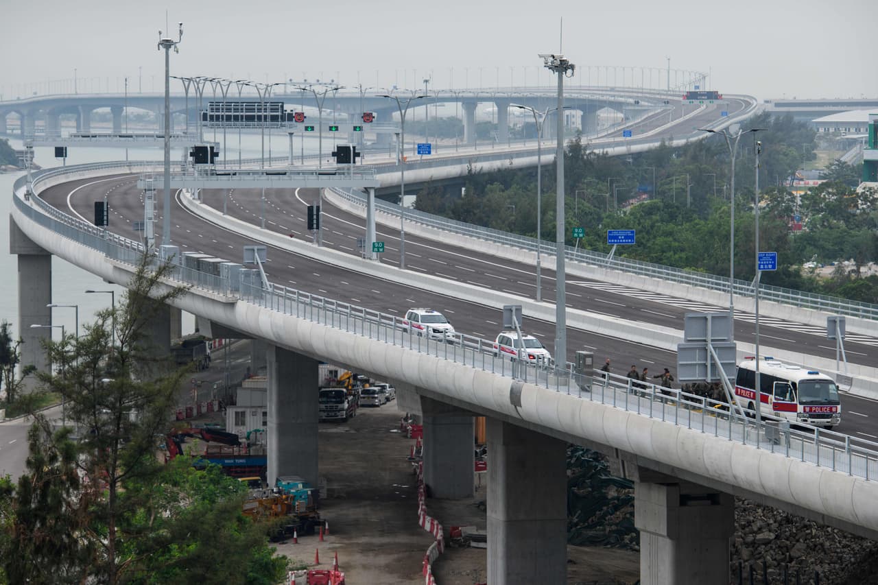La apertura de este puente se lleva a cabo tan solo un mes después de que se inaugurara en Hong Kong el tren de alta velocidad que, por primera vez, conecta la excolonia británica con los 15,000 millas de red ferroviaria china.