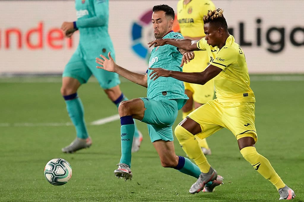 Samuel Chukwueze trata de quitarse la marca de Sergio Busquets, pero la experiencia gana y el jugador del barcelona recupera el balón.
