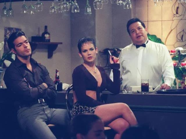 A finales de la década de los 90 participó en exitosas telenovelas como
<i>Vivo por Elena</i> (1998) y
<i>Nunca te olvidaré</i> (1999).