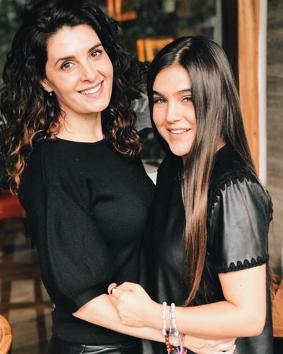 Romina Poza no se quedó atrás y decidió felicitar a su mamá con esta tierna imagen, en la que sólo escribió "Te amo". En esta fotografía se puede apreciar la belleza de Romina, misma que heredó de su famosa madre.