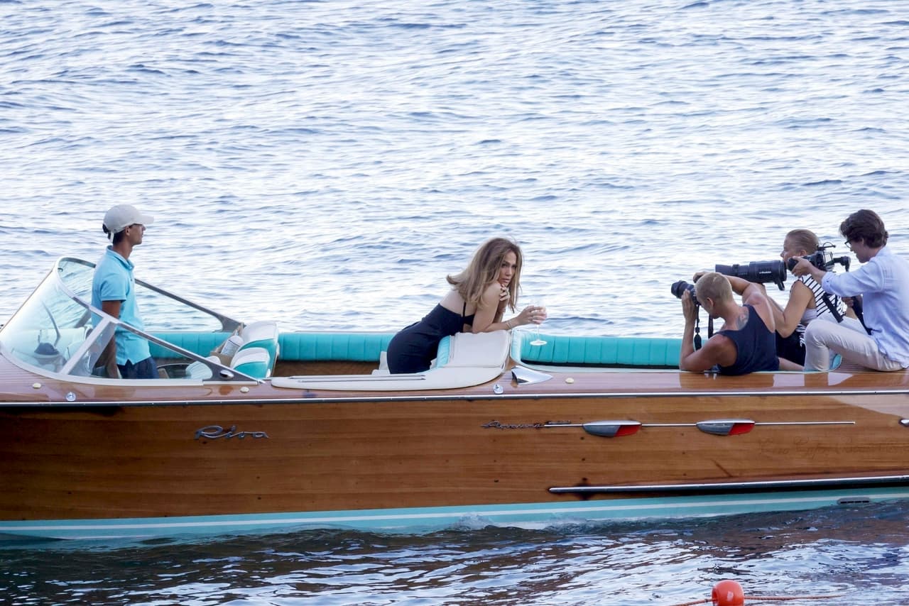 En su estadía por Capri ha deslumbrado con su looks al dejarse ver con 
<b><a href="https://www.univision.com/famosos/jennifer-lopez-vestido-blanco-looks-capri-fotos" target="_blank">vestidos de casi 3 mil dólares</a></b>, de acuerdo con un reporte del Daily Mail. 
<br>