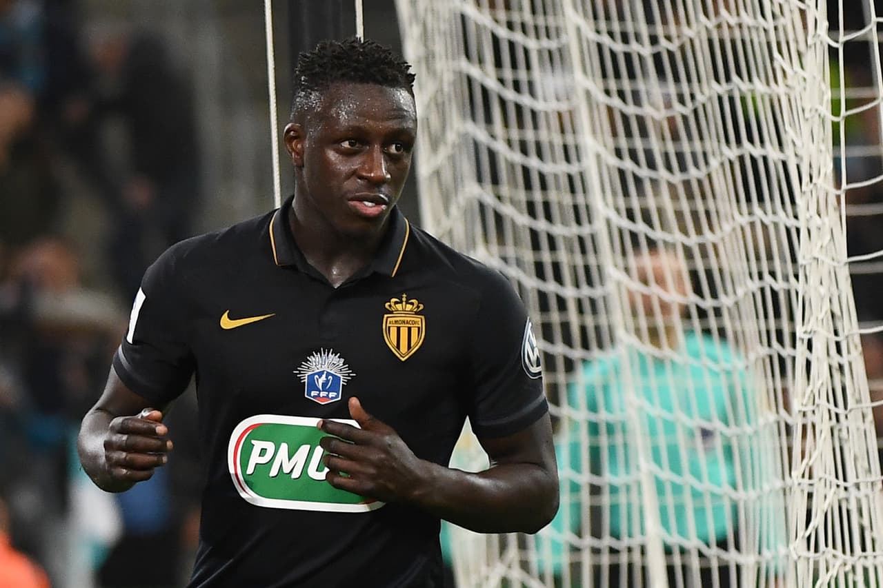 Su compañero de equipo en Monaco, Benjamin Mendy. El lateral es pretendido por Manchester City, que quiere cerrar rápido su fichaje y, según RCM Sport, ofreció 45 millones de euros, oferta que Liverpool estaría dispuesto a igualar.