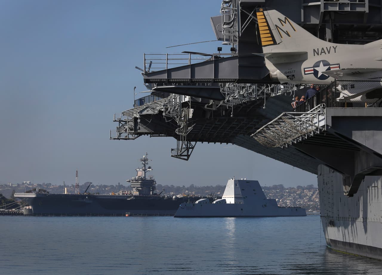 El buque de guerra USS Zumwalt llega al puerto de San Diego, California, el jueves 8 de diciembre de 2016.