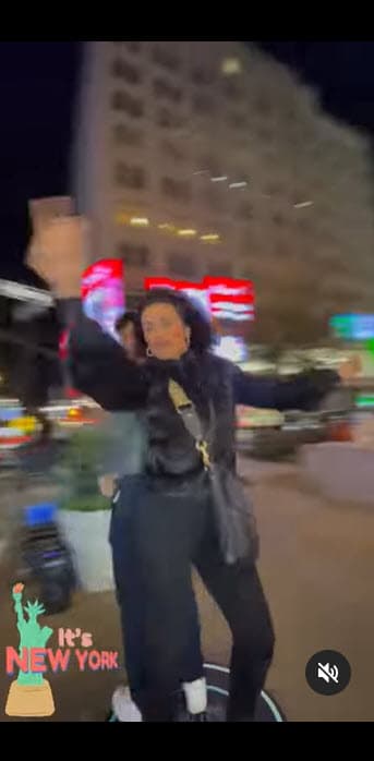 "Jungla de concreto donde los sueños están hechos de 'No hay nada que no puedas hacer'", escribió la cantante junto con un breve clip en donde baila con su hijo en medio de los rascacielos y emblemáticos anuncios luminosos de esa metrópoli. 
<br>