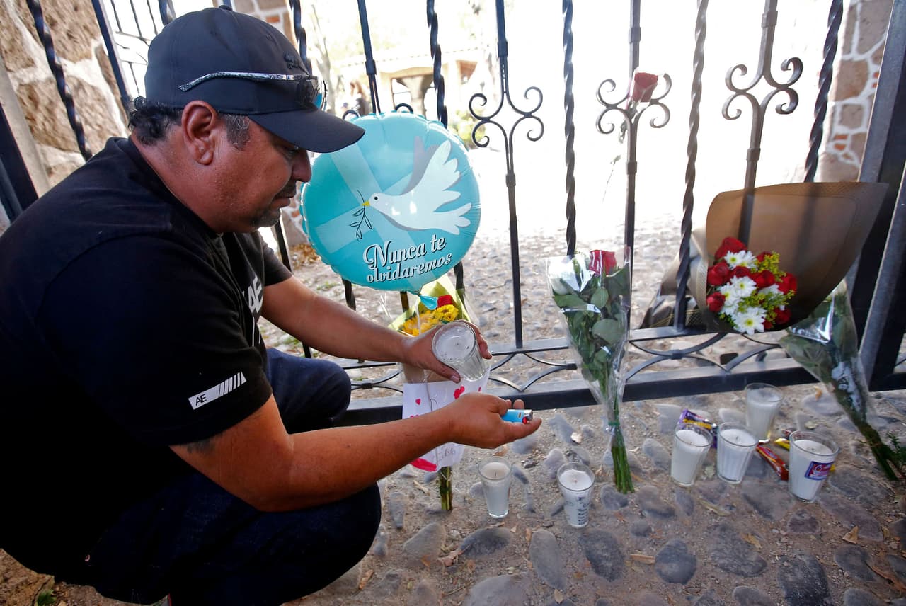 El público enla puerta del rancho Los Tres Potrillos el domingo. Cientos de seguidores se acercaron a la residencia cuando supieron la noticia. Allí se realizó la ceremonia privada para la famila del cantante.