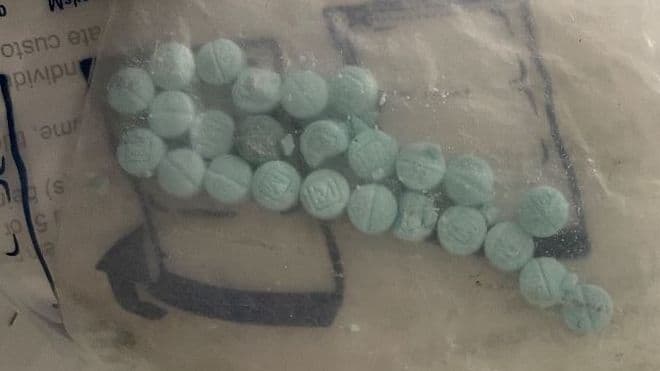 Se incautó una pistola, un vehículo y pequeñas cantidades de metanfetamina y fentanilo.