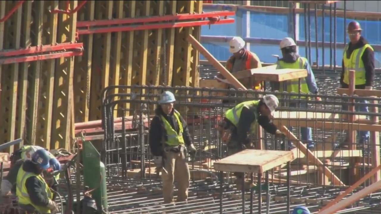 ¿Trabajas al aire libre en Dallas? Sigue estas recomendaciones para evitar un golpe de calor