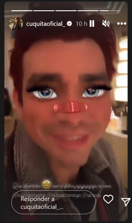 Además de degustar de un pedazo de pastel, la actriz tomó algunas imágenes con las que jugó con un par de filtros sobre el rostro de su marido. 
<br>