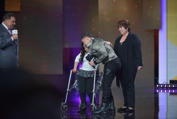 Cuando la hermana de Larry Hernández se negó a abortar un embarazo con complicaciones, el cantante le prometió que nunca estaría sola. Hoy cumple su palabra junto a Lupita, su sobrina, quien sufre de spina bifida. 