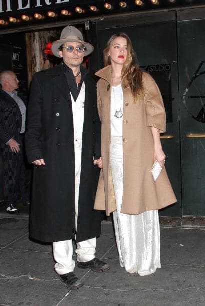Según informes de diversos medios, Jonnhy Depp se comprometió con la actriz Amber Head. Depp terminó su relación de 14 años con la actriz francesa Vanessa Paradis con quien tiene dos hijos, Lily Rose y Jack.