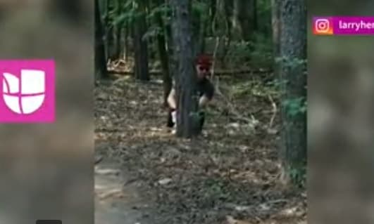 Su obsesión por documentar su vida es tal, que incluso subió un video de él mismo orinando en pleno bosque.