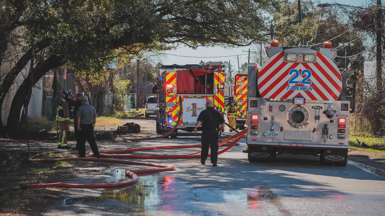 El incendio ocurrió en un almacén ubicado en la 6700 de la Satsuma Rd, al noroeste de Houston, según informó el cuerpo de bomberos en sus redes sociales.