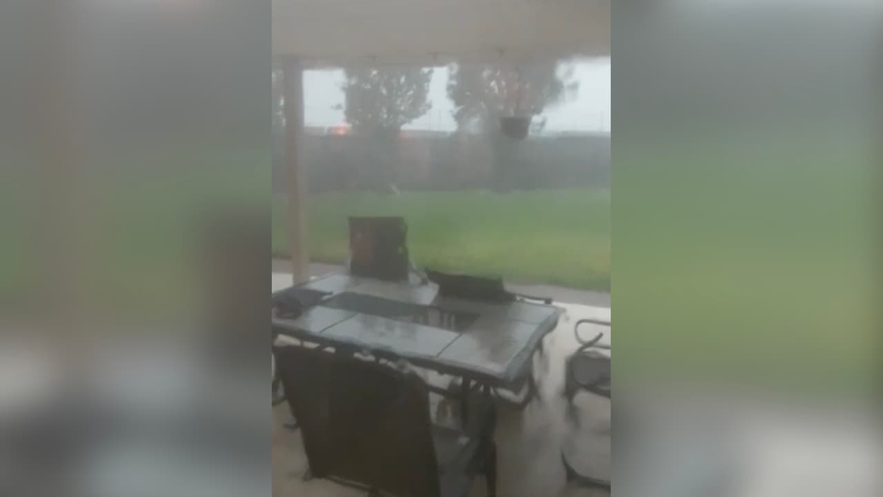 Agentes del condado Harris precinto cuatro informaron que varios árboles están caídos en 8600 Cypresswood Drive, 5700 Pebble Springs Drive, 24700 North Crest Drive. Se les pide a los conductores precaución.