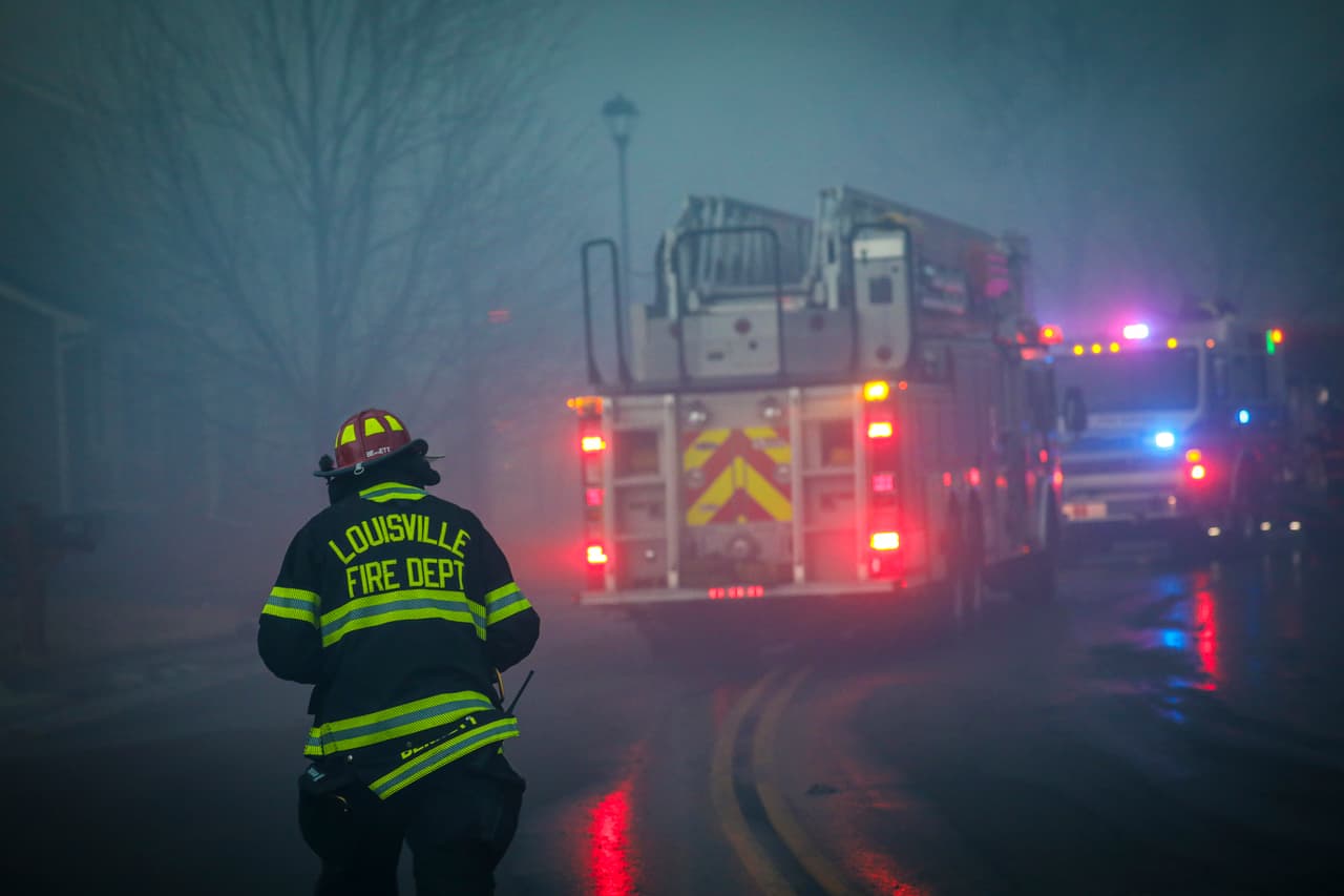 La actividad de los incendios, que arden inusualmente al final de la temporada de invierno, depende de cómo se comporten los vientos."Este es el tipo de fuego que no podemos combatir", dijo el alguacil Pelle. “De hecho, tuvimos alguaciles y bomberos en áreas que tuvieron que retirarse porque fueron invadidas”, agregó.
<br>