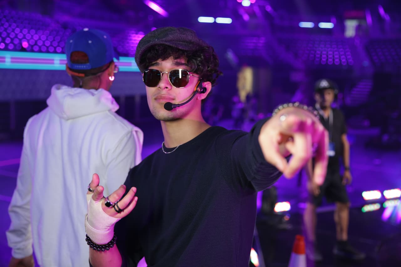 Con las gafas oscuras bien puestas, Joel también posó para nuestro fotógrafo.