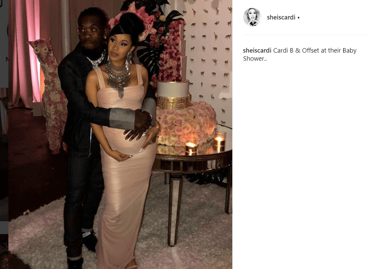 Pero la pareja de artistas urbanos se ha esforzado en mostrar su originalidad y el 26 de junio celebraron un baby shower por todo lo alto. Llamaron al evento “
<b>A Bronx Fairytale</b>” y la curiosa 
<b><a href="https://www.univision.com/entretenimiento/cardi-b-hace-la-lista-de-regalos-para-su-bebe-y-sorprende-que-necesita-un-bentley-fotos ">lista de regalos</a> </b>incluía un 
<b><a href="https://www.bentleymotors.com/en/models/bentayga/bentayga.html">Bentley Bentgaya</a></b> para niños. Kulture tendrá 
<a href="http://www.dailymail.co.uk/femail/article-4800170/Cardi-B-gets-240K-bright-orange-Bentley-t-drive.html">el mismo vehículo</a> que mamá.