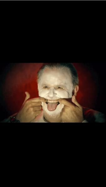 Sin embargo, fueron las también presentadoras de Univision Clarissa Molina y Michelle Galván, quienes notaron el accidente y se lo mencionaron en la red.