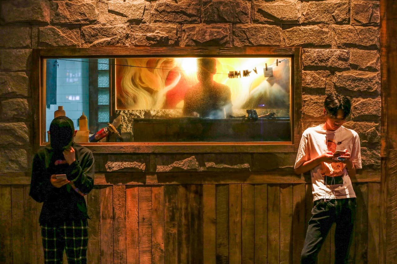 <b>Changsha, provincia de Hunan, China.-</b> "Me gusta viajar y fotografiar en las calles comerciales de la ciudad. Se me ocurrió utilizar elementos como espejos de vidrio, escaleras y ventanas de calles comerciales, de esta manera las personas en diferentes espacios pueden unirse en la misma imagen". Crédito: Zijie Gong (18 años), China. Primer finalista / 
<a href="www.tpoty.com" target="_blank">Tpoty</a>