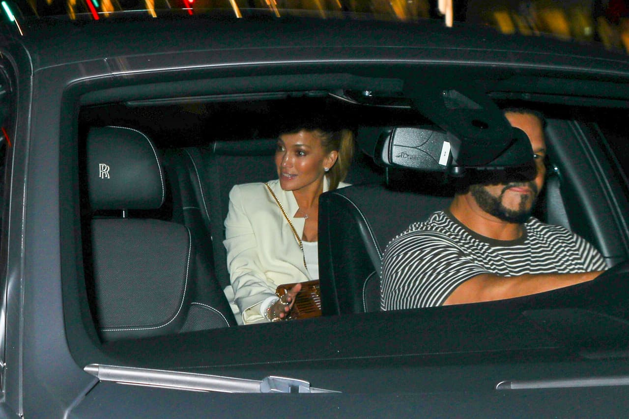 De acuerdo con TMZ, la pareja
<b><a href="https://www.tmz.com/2021/06/26/jennifer-lopez-ben-affleck-smile-romantic-dinner-date/" target="_blank"> cenó en el restaurante Avra </a></b>y de ahí se fueron a casa en un Rolls Royce. 
<br>