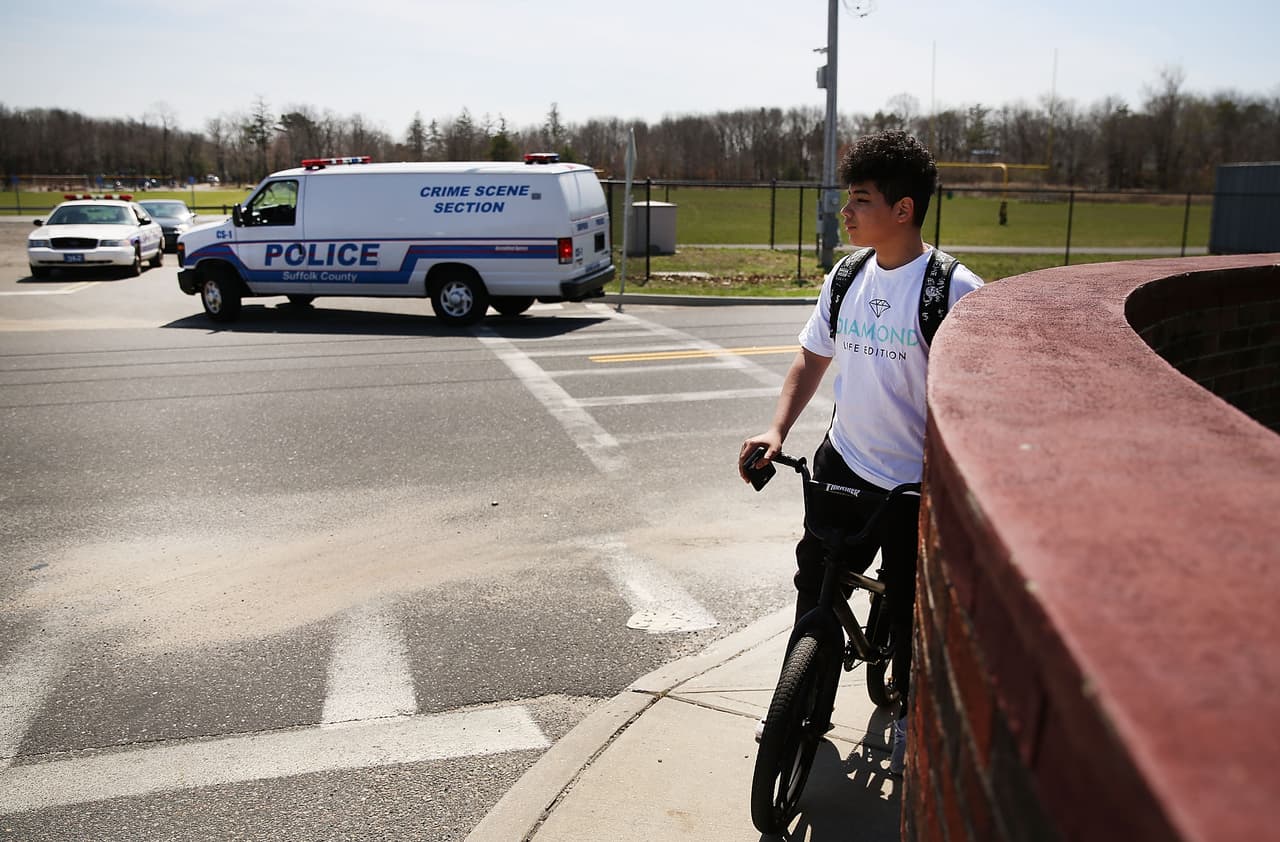 Una joven denuncia que pasó un mes detenida por hablar en la escuela con un pandillero de la Mara Salvatrucha