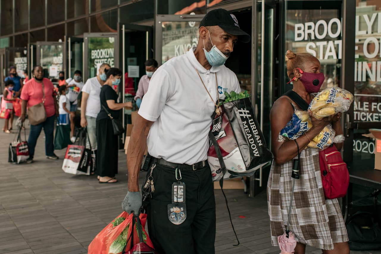 Esto también influiría con gran fuerza en los residentes de Nueva York, un estado que tiene uno de los más altos costos de vida en todo el país. Cerca de 
<b>1,5 millones de residentes están cobrando beneficios de desempleo</b>, según el Departamento de Trabajo del estado, que llega a 
<b>505 dólares por semana</b> dependiendo de los ingresos anteriores de la persona.
