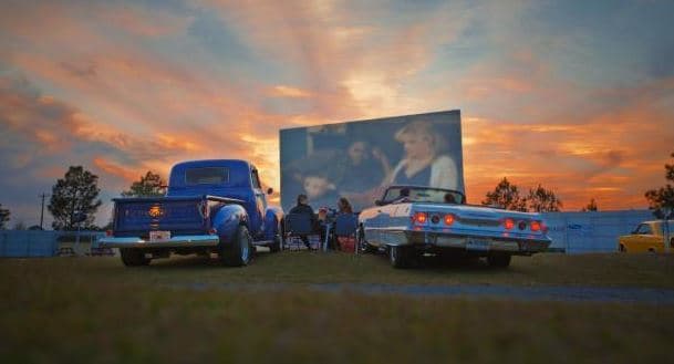 <b>VE A UN AUTOCINE</b>. Los autocines están regresando y Georgia cuenta con cinco que se han mantenido fuertes durante décadas. Desde el Wilderness Outdoor Movie Theatre en el noroeste de Georgia, que cuenta con la pantalla de cine al aire libre más grande del mundo, hasta el Jesup Drive-In en el sur de Georgia, que tiene saltos de autos al estilo de la década de 1950, estos cines ofrecen diversión clásica para toda la familia.