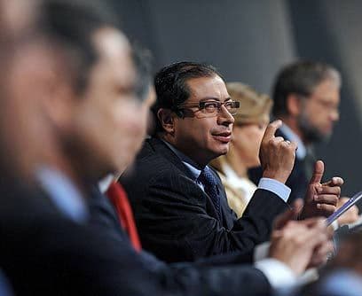 Amplia variedadNueve candidatos se presentarán a la primera vuelta en busca de la mayoría absoluta; dos de ellos --Juan Manuel Santos y Antanas Mockus-- se han disputado el sitio de honor de acuerdo a las encuestas que los ubican en un empate técnico, dándose entre el 34 y 35 por ciento de las intenciones de voto. Algunas veces uno de los dos se pone por encima del otro, pero parece que los colombianos dejarán que se resuelva todo en el último momento.