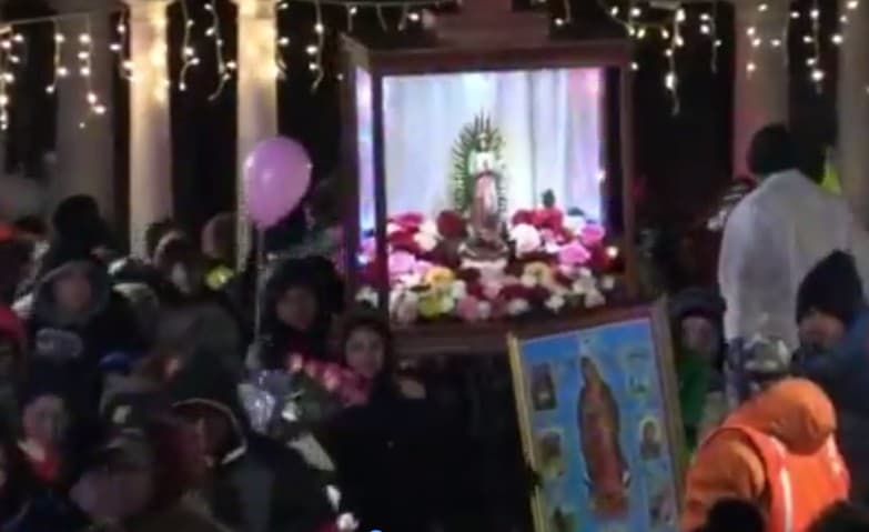 Desafiando el frío y la nieve, miles de peregrinos llegaron hasta el Cerrito del Tepeyac en Des Plaines para rendirle homenaje a la Patrona de México y Emperatriz de América, la Virgen de Guadalupe.