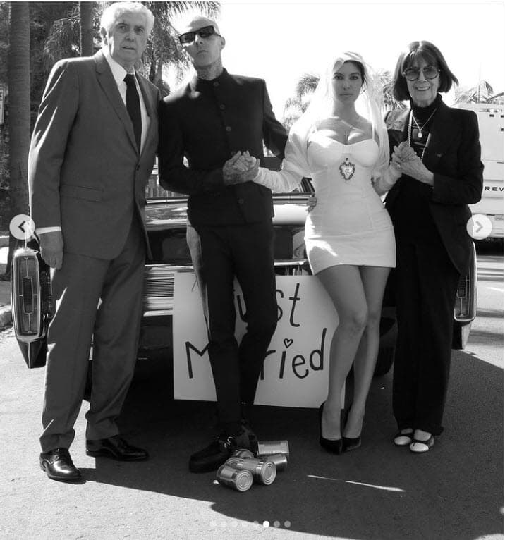 Entre quienes atestiguaron su enlace estuvo la abuela materna de Kourtney Kardashian, 
<b><a href="https://www.univision.com/entretenimiento/cultura-pop/la-abuelita-de-las-kardashian-demostro-que-el-gen-de-la-belleza-viene-del-lado-materno" target="_blank">Mary Jo 'MJ' Campbell</a>. </b>
<br>